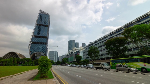 阳光明媚的一天新加坡城著名的中心区交通街道全景，时间跨度为4k视频素材