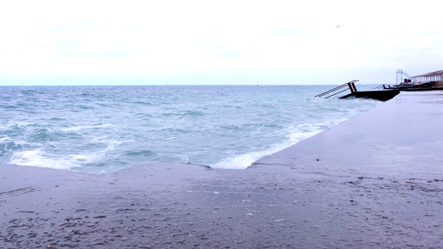 强烈的暴风雨海浪拍打着防波堤，水面飞溅。视频素材