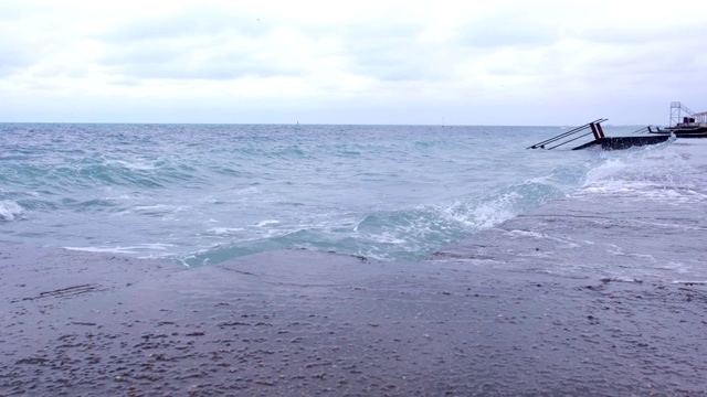 强烈的暴风雨海浪拍打着防波堤，水面飞溅。视频素材