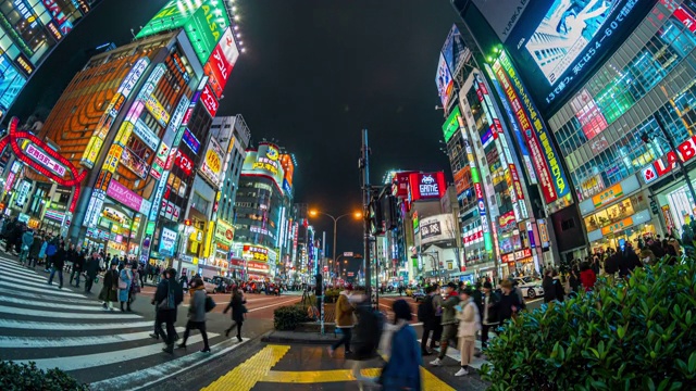 4K日本东京新宿，歌舞伎町夜晚的一段时间，人群不明，行人行走在马路上，车水马龙。日本霓虹街文化与购物概念视频素材