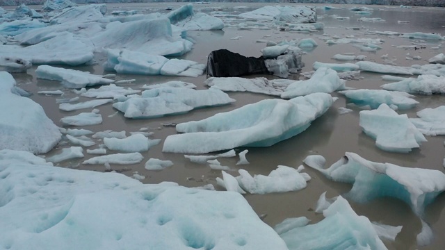 4K镜头俯瞰Jokulsarlon礁湖的冰山和戏剧性的云视频素材