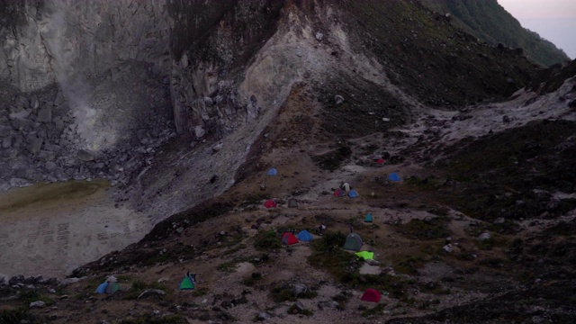 高角度淘金:美丽的西巴亚克火山山顶的天然火山口景观，有许多帐篷视频素材