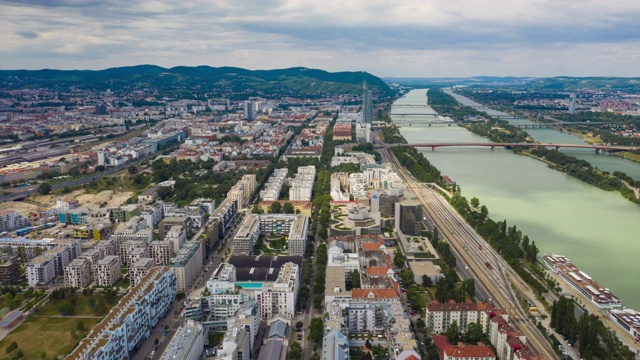 飞越维也纳城市景观，阳光明媚的一天，河岸空中全景，4k时间跨度的奥地利视频素材