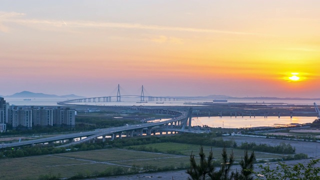 时间间隔4k .韩国松岛中央公园仁川大桥的日落视频素材