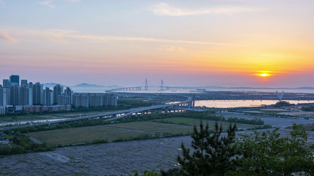 时间间隔4k .韩国松岛中央公园仁川大桥的日落视频素材