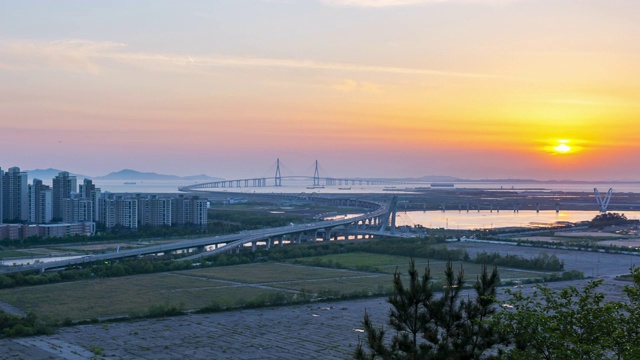 时间间隔4k .韩国松岛中央公园仁川大桥的日落视频素材