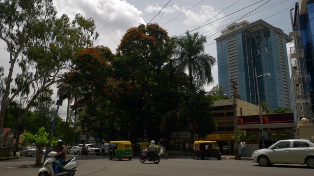 班加罗尔城市中心晴天交通街道圈全景4k印度视频素材