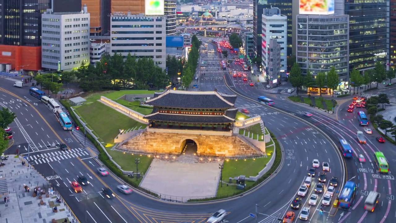 韩国，首尔市和南大门的夜间交通。间隔拍摄4 k视频素材