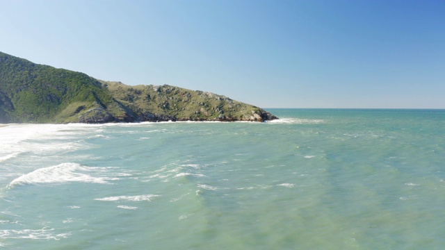 全景鸟瞰图海浪与绿松石水在laginha Do Leste海滩视频素材