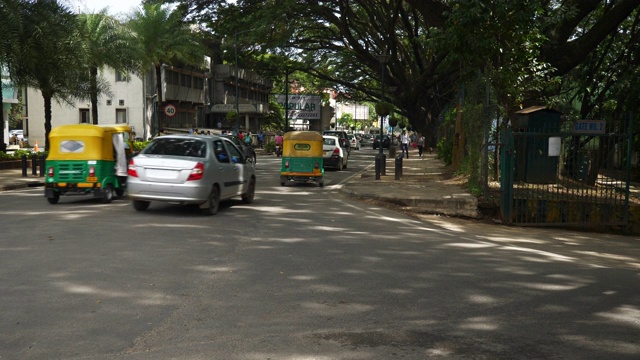 班加罗尔市中心晴天交通街道公园道路慢镜头全景4k印度视频素材