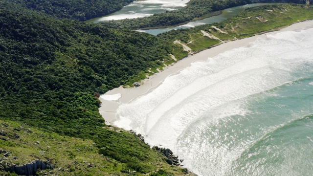 环绕鸟瞰图拉各亚多雷斯特海滩海岸视频素材