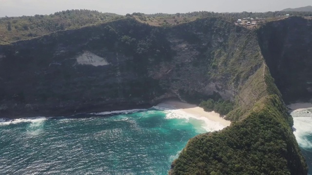 美丽的无人机鸟瞰图的克林金海滩努沙佩尼达，印度尼西亚巴厘岛视频素材