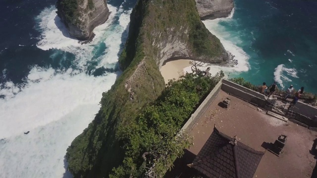 美丽的无人机鸟瞰图的克林金海滩努沙佩尼达，印度尼西亚巴厘岛视频素材