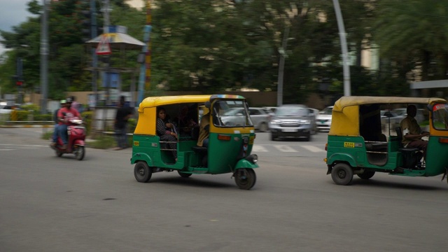 班加罗尔市中心晴天交通街道慢镜头全景4k印度视频素材