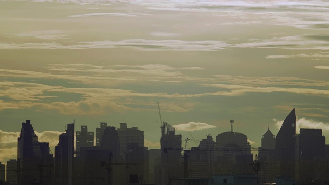 从白天到夜晚延时云天空景观。视频素材