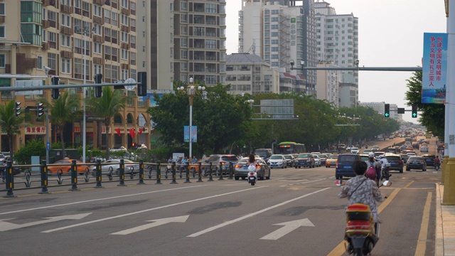 三亚市中心日落阳光灿烂的一天交通街道全景4k海南中国视频素材