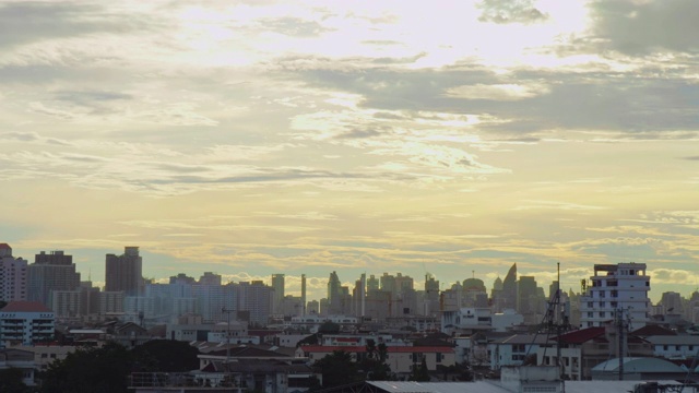 白天到夜晚的延时云天空景观。视频素材