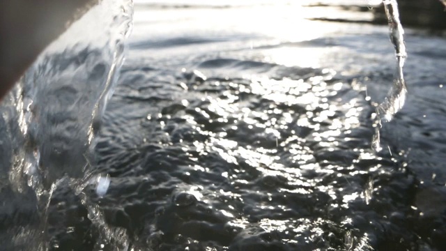 男性用手从湖中舀水视频素材