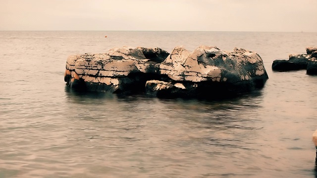 克罗地亚岩石海岸的风景。视频素材