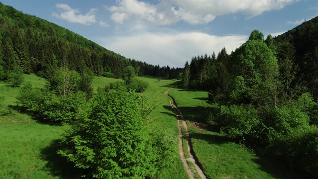 鸟瞰图通过小山谷与乡村道路视频素材