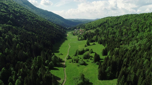 鸟瞰图通过小山谷与乡村道路视频素材