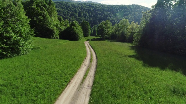 跟随乡村道路，穿越自然视频素材