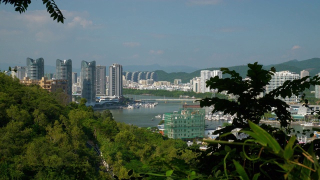 阳光明媚的一天，山顶，三亚，城市，河滨全景，4k，海南，中国视频素材