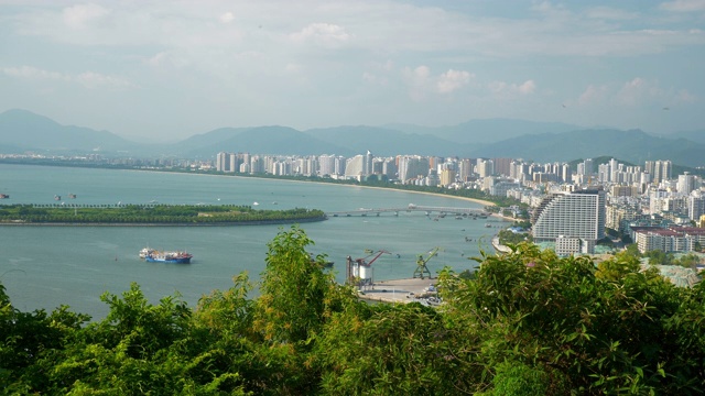 阳光明媚的一天三亚城市景观湾公园顶部全景4k海南中国视频素材