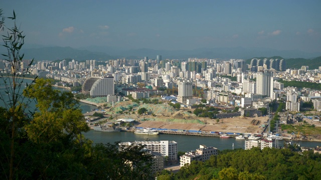 阳光明媚的一天，山顶，三亚，城市，河滨全景，4k，海南，中国视频素材