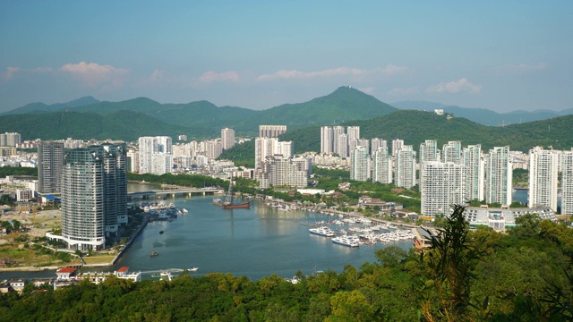 阳光明媚的一天，山顶，三亚，城市，河滨全景，4k，海南，中国视频素材