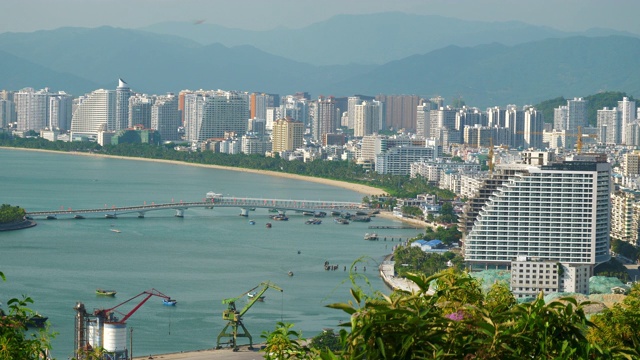 阳光明媚的一天三亚城市景观湾公园顶部全景4k海南中国视频素材