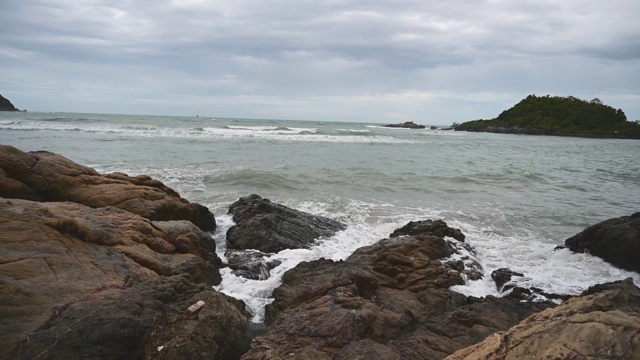 海浪，强风吹着岩石海岸。视频素材