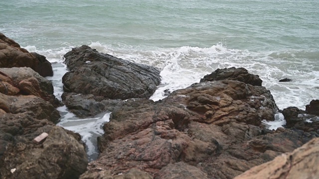 海浪，强风吹着岩石海岸。视频素材