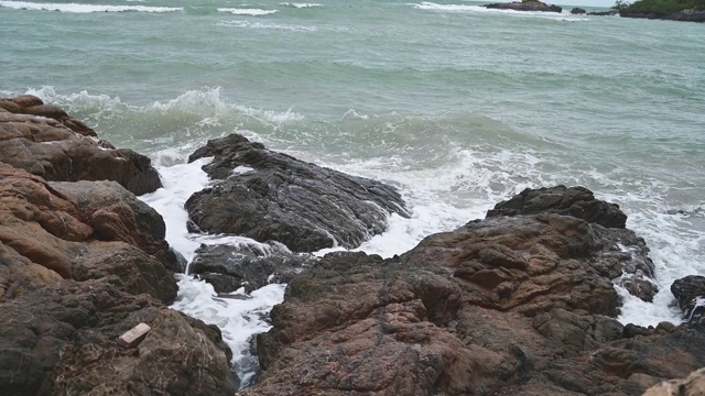 海浪，强风吹着岩石海岸。视频素材