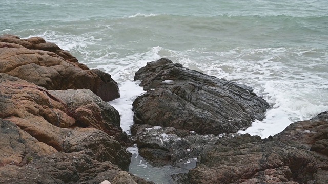 海浪，强风吹着岩石海岸。视频素材