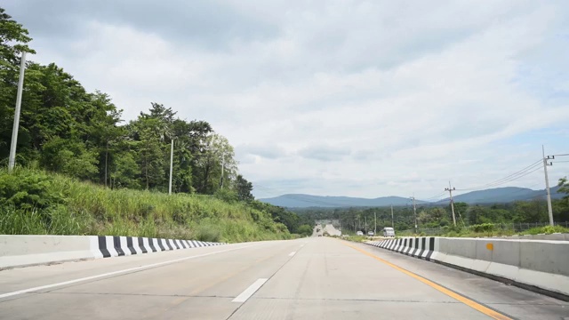 交通，省道，道路，树木和山脉视频素材