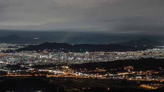 韩国首尔，正南谷，永马山和阿茶山附近的夜景视频素材