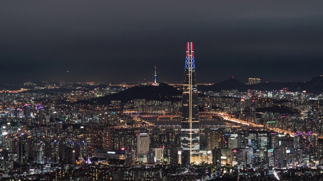 韩国首尔松帕谷，乐天世界大厦(韩国最高建筑)周围的夜景视频素材