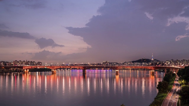 日落和夜景的Seongsu大桥横跨汉江和周围的市中心区，首尔，韩国视频素材