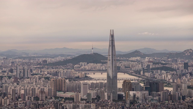 日落在乐天世界大厦(韩国最高的建筑)和附近的松帕谷市中心区，首尔，韩国视频素材