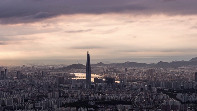 日落在乐天世界大厦(韩国最高的建筑)和附近的松帕谷市中心区，首尔，韩国视频素材