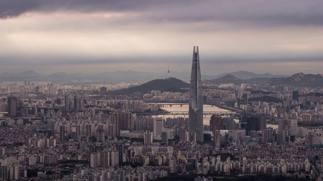 日落在乐天世界大厦(韩国最高的建筑)和附近的松帕谷市中心区，首尔，韩国视频素材