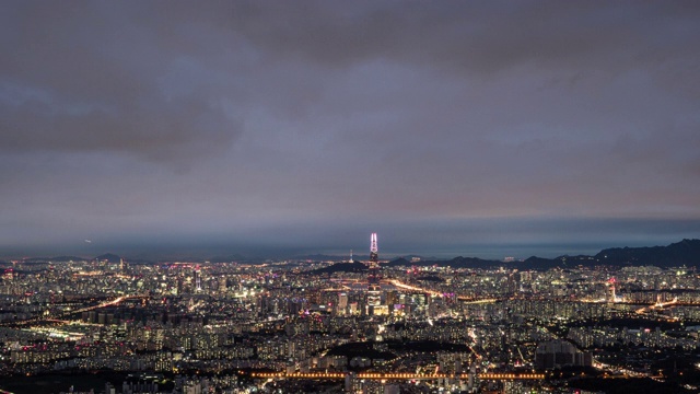 日落和夜景的乐天世界大厦(韩国最高的建筑)和附近的松帕谷市中心区，首尔，韩国视频素材