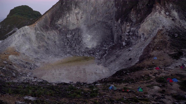 淘金:美丽的西巴亚克火山山顶的自然火山口景观，有许多帐篷视频素材