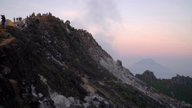 日出时分，成群的游客聚集在Sibayak山顶，在这里，你可以看到Sinabung山视频素材