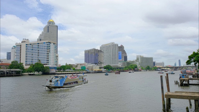 4K时间流逝，曼谷市中心湄南河上的游船交通，曼谷市景湄南河在泰国的主要河流，曼谷河的交通视频素材