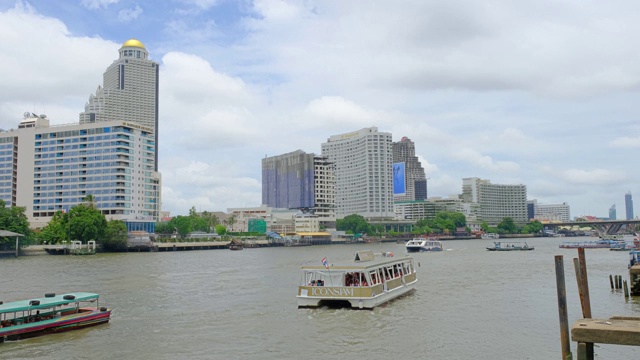 4K时间流逝，曼谷市中心湄南河上的游船交通，曼谷市景湄南河在泰国的主要河流，曼谷河的交通视频素材