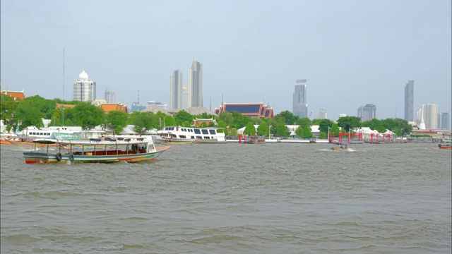 4K时间流逝，曼谷市中心湄南河上的游船交通，曼谷市景湄南河在泰国的主要河流，曼谷河的交通视频素材