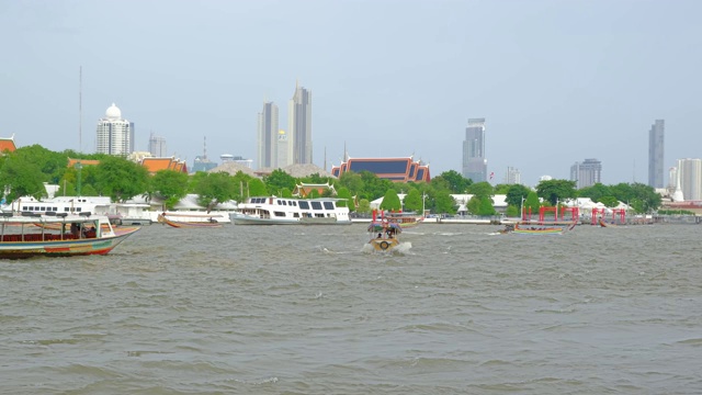 4K时间流逝，曼谷市中心湄南河上的游船交通，曼谷市景湄南河在泰国的主要河流，曼谷河的交通视频素材