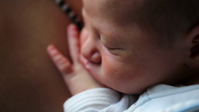 新生婴儿在熟睡中视频素材